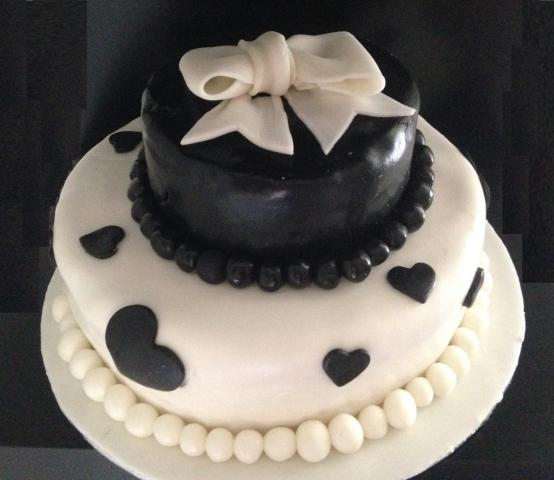 Black_%26_White_Birthday_Cake.jpg
